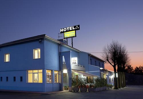 コロルノにあるHotel Ponteの上に看板があるホテルの建物