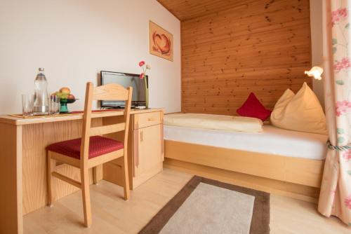 A bed or beds in a room at Pension Firn Sepp