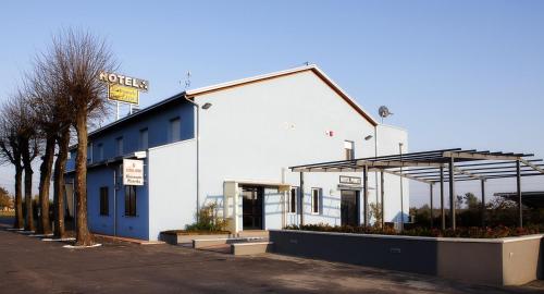 コロルノにあるHotel Ponteの青白の建物
