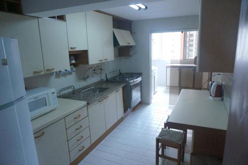 Kuchyň nebo kuchyňský kout v ubytování Departamento Camboriu