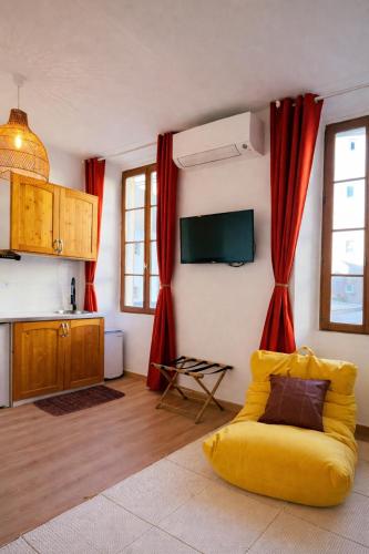 Studio rénové climatisé tout confort - Lit Queen size - emplacement idéal près des plages