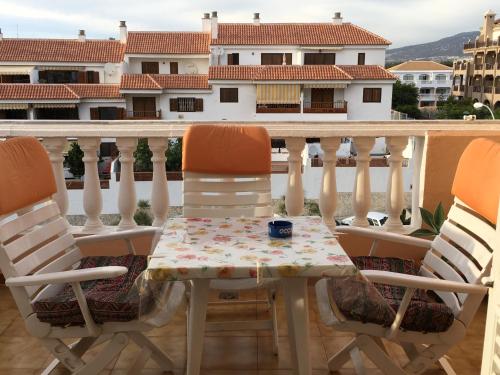 - Balcón con mesa y 2 sillas en Las Vistas Beach, en Playa de las Américas