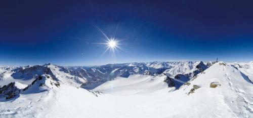 a snow covered mountain with the sun in the sky at Ferienwohnung Möderndorfer, Fulpmes in Fulpmes