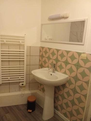 a bathroom with a sink and a mirror at Le cocon en Champagne in Avize