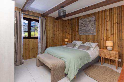 a bedroom with a bed and a window at Le Cilodge - La Villa Lodge au cœur de Cilaos in Cilaos