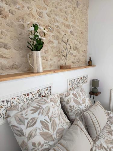 a living room with a couch and a shelf at Chambre d'hôtes - Retour à la ferme in Verteillac