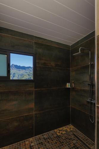 a bathroom with a shower and a window at Le Cilodge - La Villa Lodge au cœur de Cilaos in Cilaos