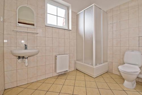 a bathroom with a toilet and a sink at Przystań u Kapitana in Ustka