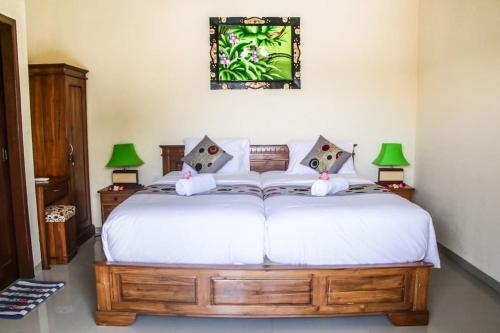 Кровать или кровати в номере Reynold Artha Guest House