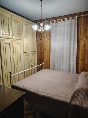 a bedroom with a bed and a chandelier at Benvenuti a casa in Certaldo