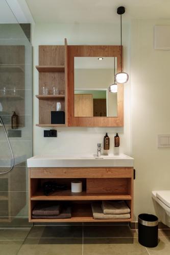 a bathroom with a sink and a mirror at Schlafgut am Johanneshof in Tattendorf
