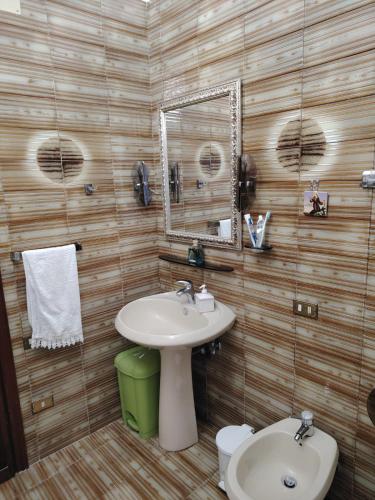 a bathroom with a sink and a mirror and a toilet at Benvenuti a casa in Certaldo