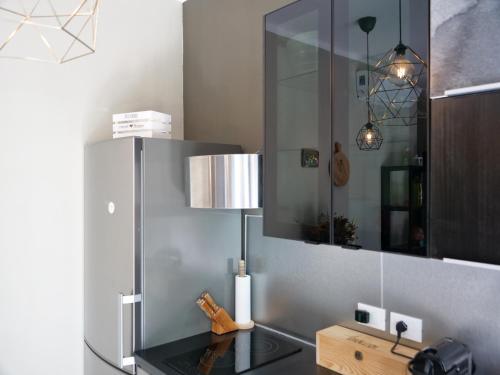 a room with a mirror and a table with a lamp at Minerva - bilocale indipendente, posto auto e bici in Grado