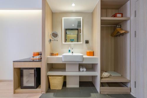 a bathroom with a sink and a mirror at 亚轻x酒店上海同济医院新村路地铁站店 in Shanghai