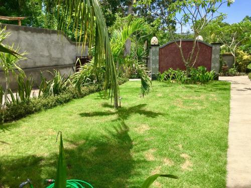 Jardín al aire libre en Nusa Garden Homestay
