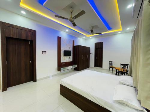 a bedroom with a bed and a tv on the ceiling at Executives palace in Rāmgarh