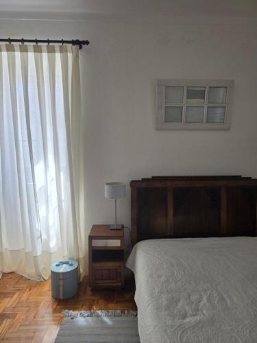 a bedroom with a bed and a window at Casa dos Pocinhos - Férias tranquilas no campo in Torres Novas