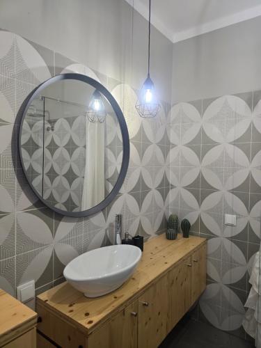 a bathroom with a white sink and a mirror at Casa dos Pocinhos - Férias tranquilas no campo in Torres Novas
