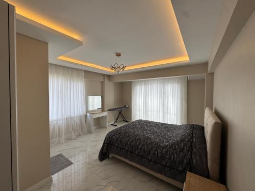 a bedroom with a bed in a room at Yeşilyurt villa in Sapanca