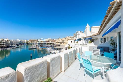 PUERTO DE BENALMÁDENA APARTAMENTO VACACIONAL con VISTAS AL MAR Y YATES TRES HABITACIONES 2 BAÑOS