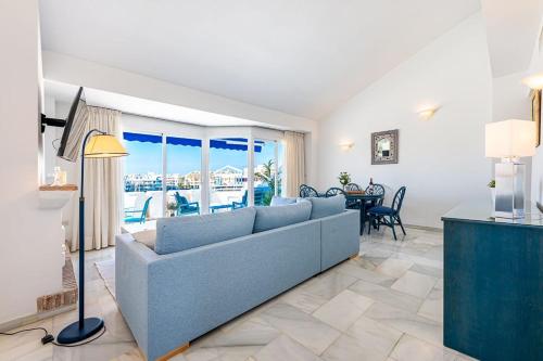 PUERTO DE BENALMÁDENA APARTAMENTO VACACIONAL con VISTAS AL MAR Y YATES TRES HABITACIONES 2 BAÑOS