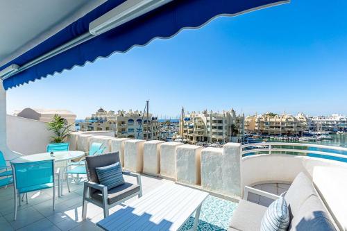PUERTO DE BENALMÁDENA APARTAMENTO VACACIONAL con VISTAS AL MAR Y YATES TRES HABITACIONES 2 BAÑOS