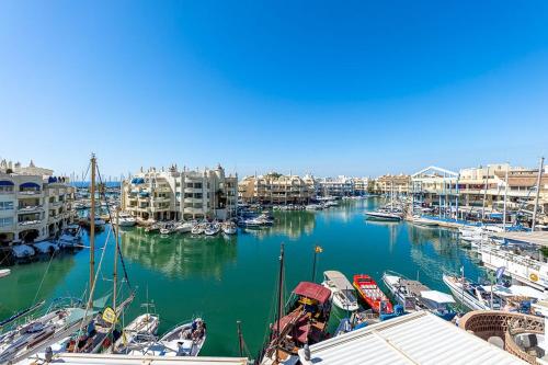 PUERTO DE BENALMÁDENA APARTAMENTO VACACIONAL con VISTAS AL MAR Y YATES TRES HABITACIONES 2 BAÑOS