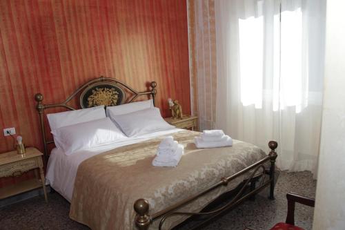 a bedroom with a bed with towels on it at The Corner Tivoli in Tivoli