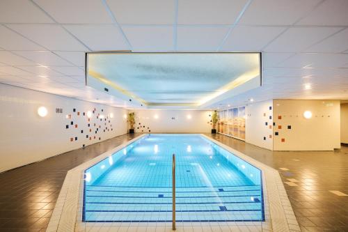 a large swimming pool in a building at Residence Terschelling Wellness Waddenresort in Midsland