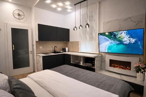 Bellamy - Elegant cozy studio with King bed, Netflix and free Parking