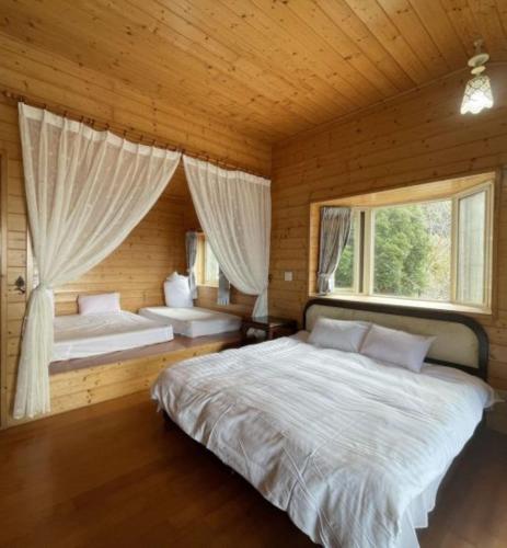 a bedroom with a large bed and a window at Xiayun in Fuxing