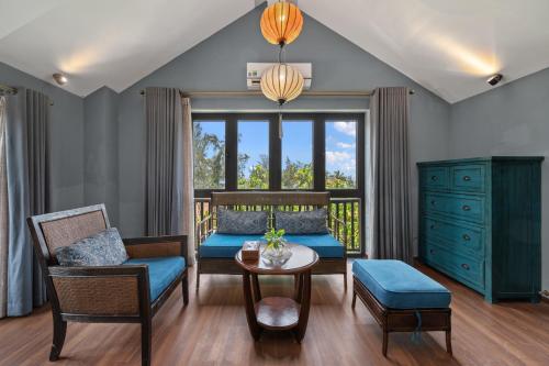 a living room with a bed and a table at Sweet Daisy Retreat in An Bàn (2)