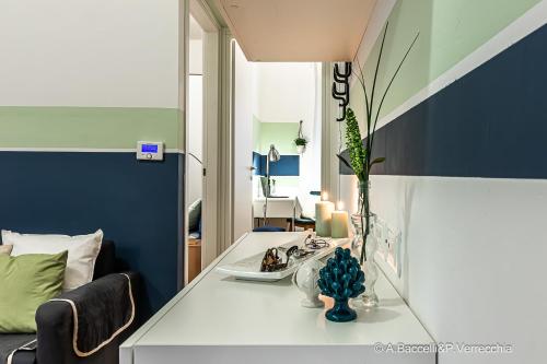 a room with a white table and a blue wall at Mint House in Vasto