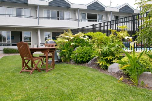 a table and chairs in the yard of a house at Anchorage Resort Taupo NZ in Taupo