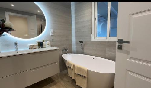 Villa Casa Del Mare by the beach with a private pool and a guest house