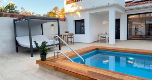 Villa Casa Del Mare by the beach with a private pool and a guest house