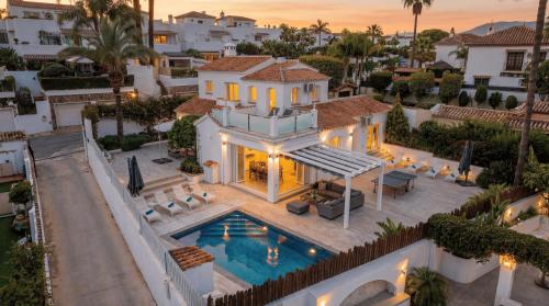 VACATION MARBELLA I Villa Serendi, Private Heated Pool, Prime Location, Walking to Puerto Banus, American BBQ, GYM, World-Class Dining