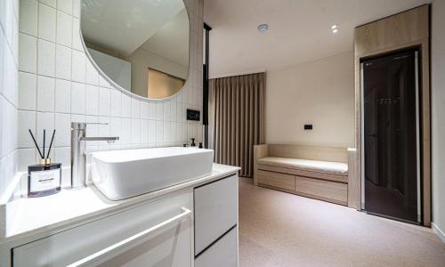 a white bathroom with a sink and a mirror at 신촌 APL Hotel in Seoul