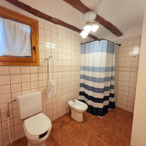 a bathroom with a toilet and a sink at Cielos in Celadas