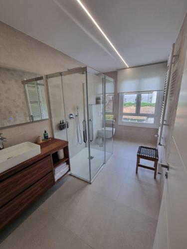 ein Badezimmer mit Glasdusche und Toilette in der Unterkunft Cepeda 12 in Padrón