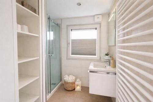a bathroom with a shower and a sink and a toilet at Floatinghouse Sunday in Ribnitz-Damgarten