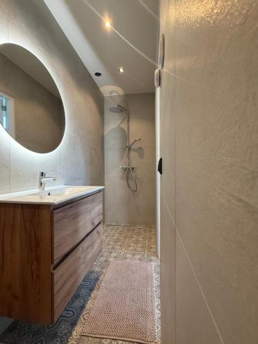 a bathroom with a sink and a shower at B&B Bos en Dal in Blesdijke