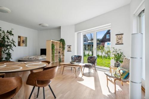 a living room with a table and chairs at Charmerende og hyggelig lejlighed tæt på centrum in Viby