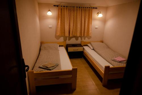 a room with two beds and a window at Konaci kod Bobe in (( Vratna ))