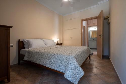 a bedroom with a bed in a room at Avra breeze in Kriopigi