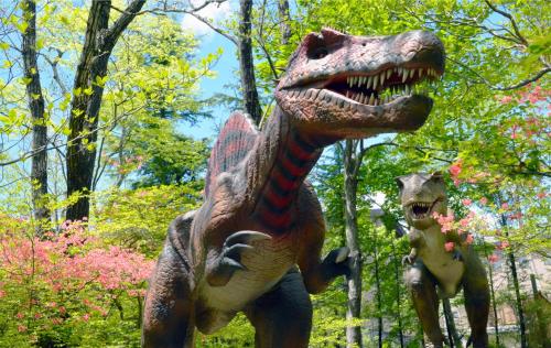 a statue of a dinosaur and a baby dinosaur at Blancvert Nasu Onsen Hotel in Nasu