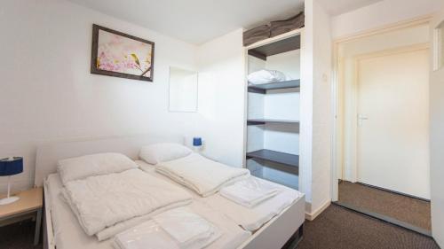 a white room with a bed and a closet at Vakantie oord Zonnehoeve in Valkenburg