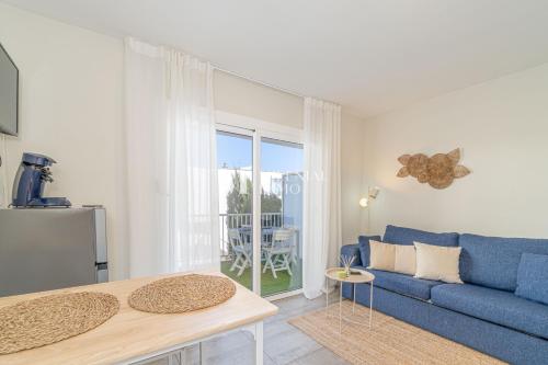 Milenial Immo - Seafront Apartment with Pool & Parking in Roses