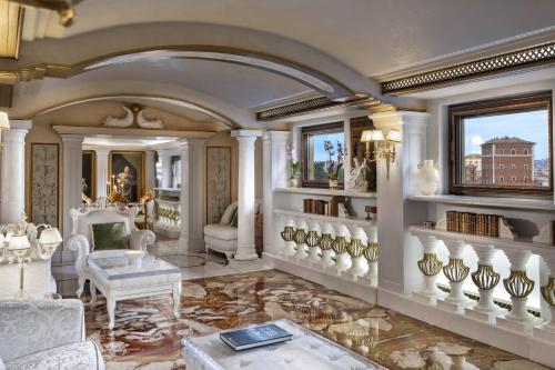 a large living room with a table and chairs at Domus 3 Badroom Piazza Venezia in Rome