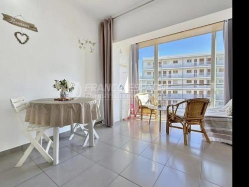 Estudio a 30 m. de la playa/PKG comunitario AV 12